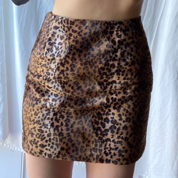 Hugo Buscati Dresses & Skirts - 90s FURRY LEOPARD MINI SKIRT